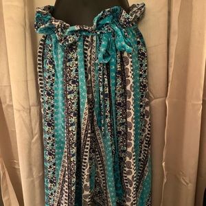 Plus size tie handkerchief print capris